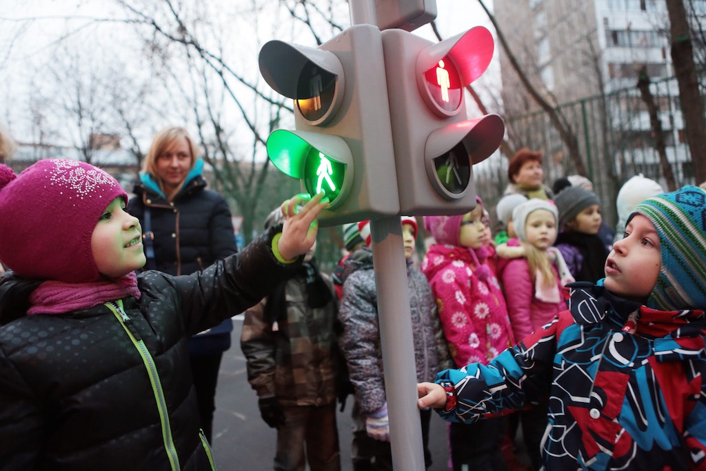 Детям раздадут свыше 15000 светоотражающих элементов в автобусах и метро