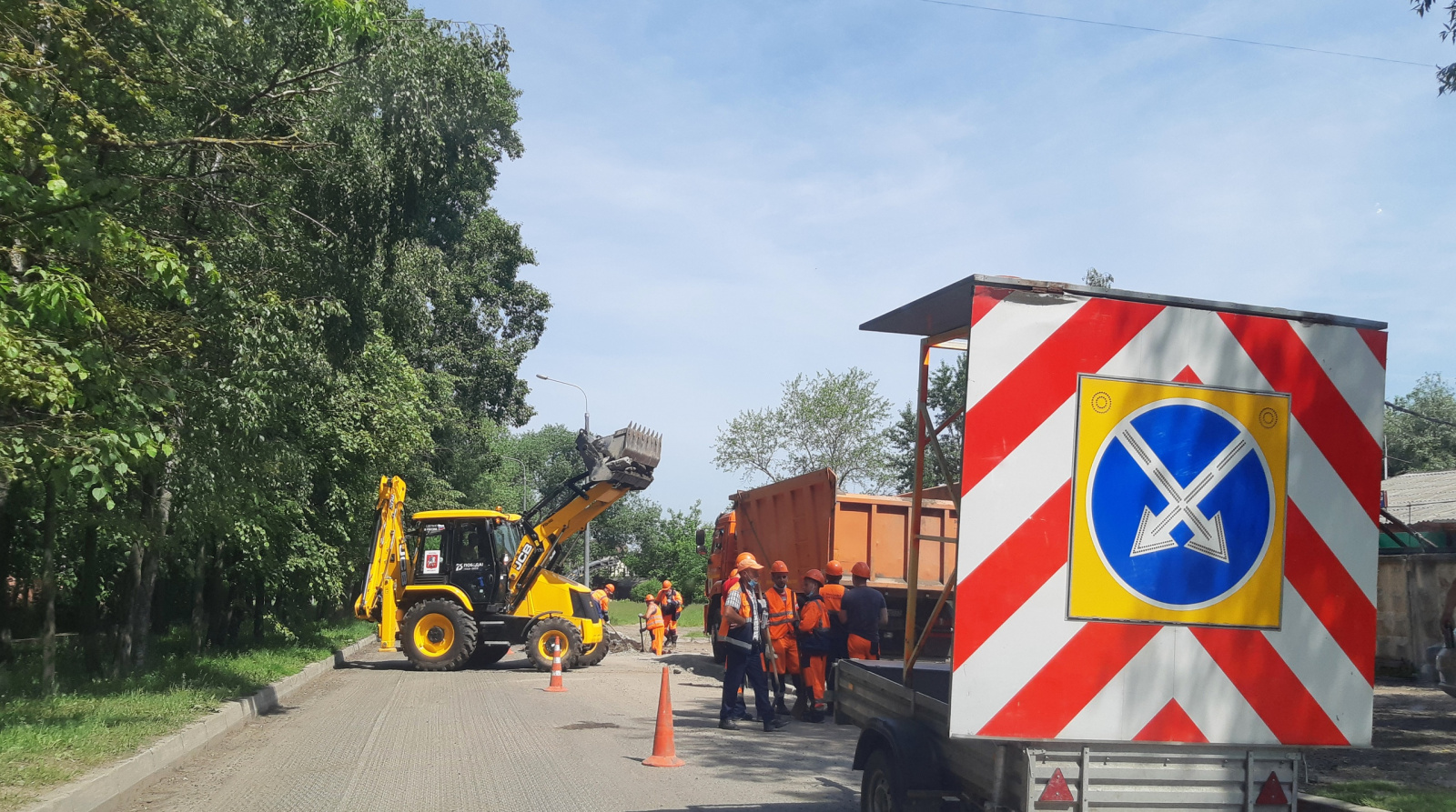 Рабочие продолжают замену асфальтового покрытия в Рязановском