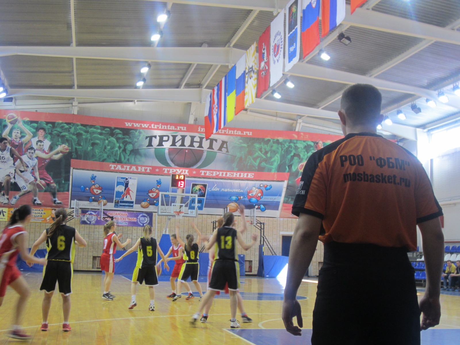 На соревнованиях по баскетболу среди девушек выиграла команда из Первомайского