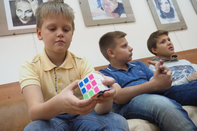 Занятие по сбору кубика Рубика провели для юных жителей