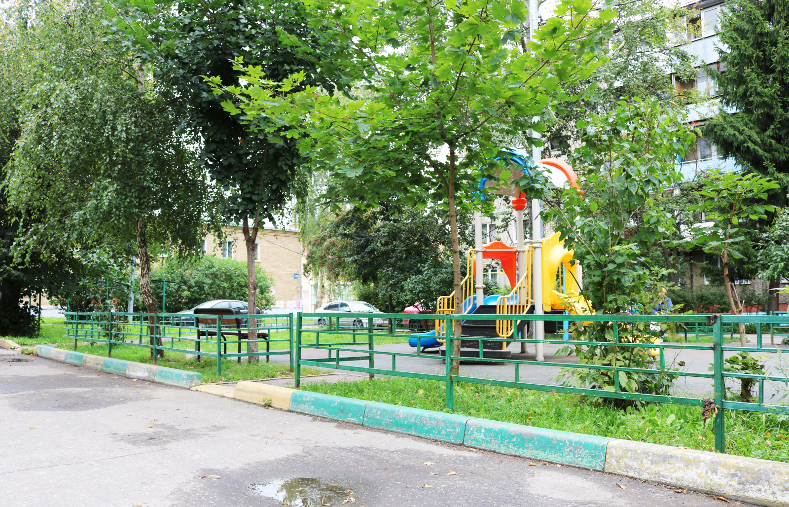 Проведены работы по ограждению детской площадки в поселении Рязановское