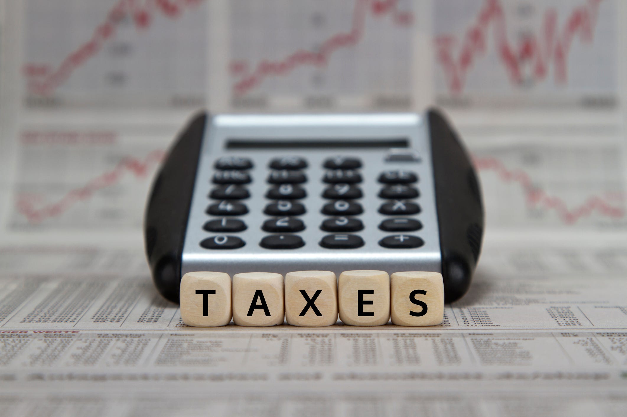 О необходимости в этом году уплатить налог на имущество физических лиц, транспортный и земельный налоги