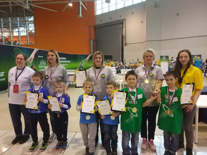 Воспитанники школы 2083 стали победителями XI Всероссийского технологического фестиваля в соревнованиях по робофутболу  