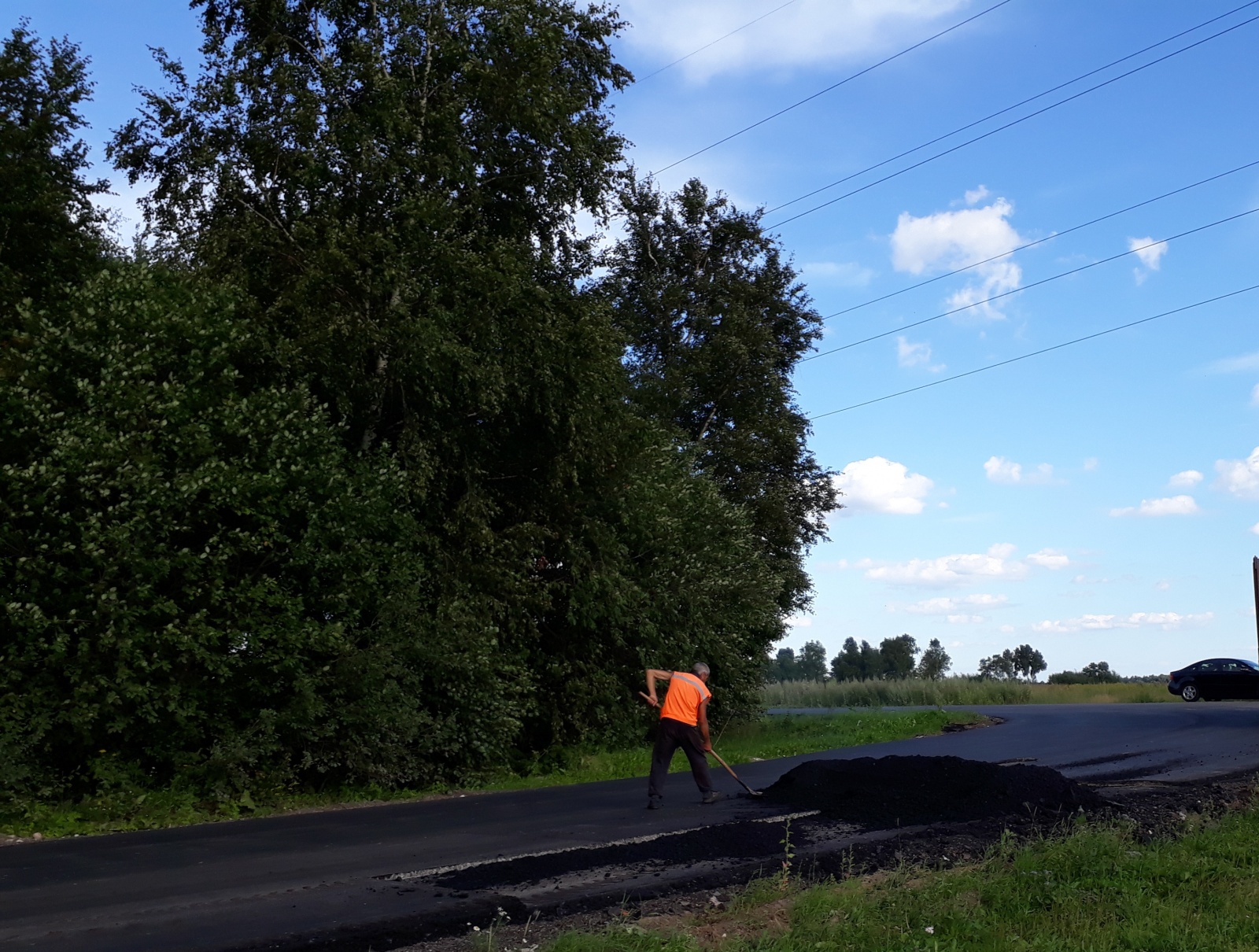 Продолжаются работы по текущему ремонту дорожного покрытия на дороге от деревни Андреевское до деревни Кувекино