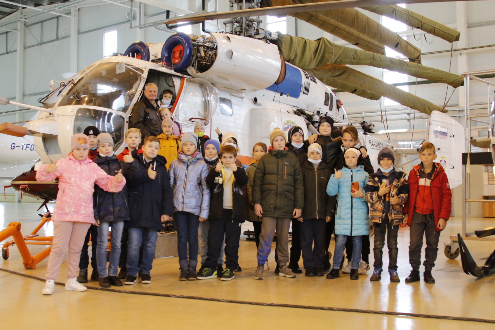 Сотрудники Московского авиационного центра провели экскурсию на аэродроме Остафьево