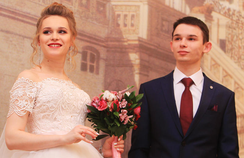 Более 1400 официальных обращений в ЗАГСы Москвы поступило на регистрацию браков в красивые даты февраля 2020 года