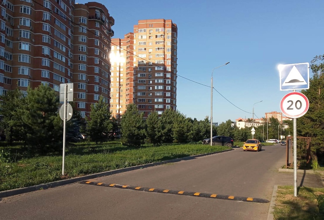 Знаки и искусственные дорожные неровности установили в Рязановском