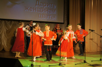 В Доме культуры "Десна" женщин поздравили праздничным концертом