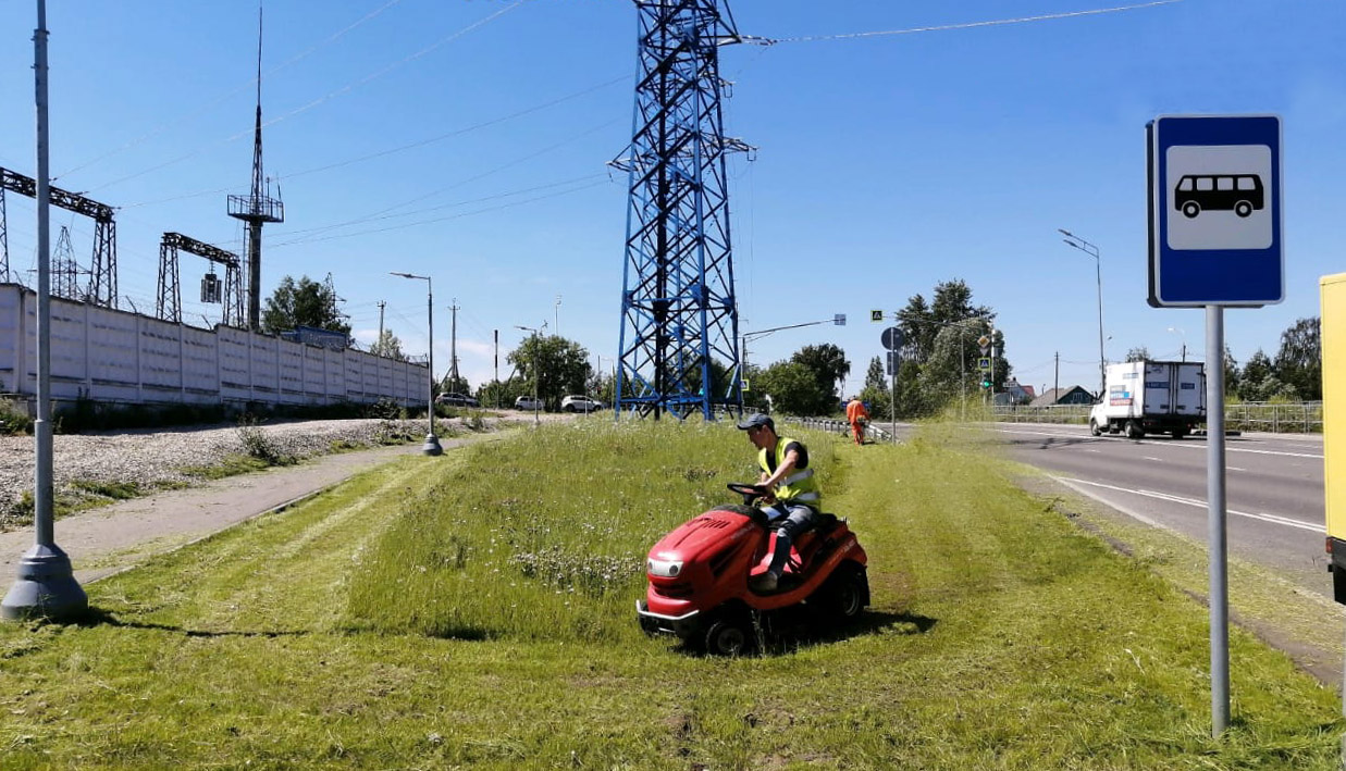 На Остафьевском шоссе проводятся работы по покосу травы