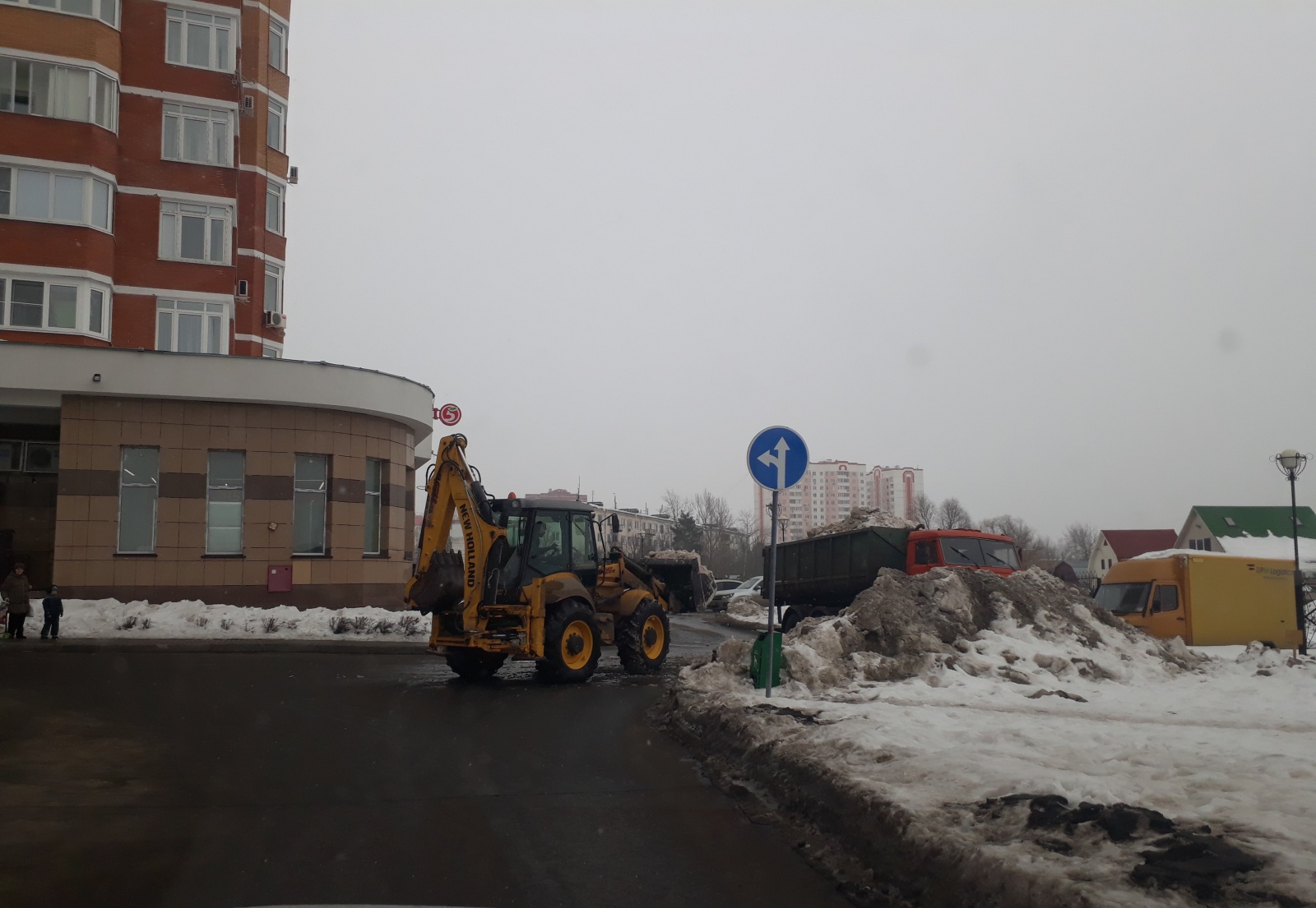 	Выполняются мероприятия по уборке и вывозу снега в микрорайоне Родники поселка Знамя Октября