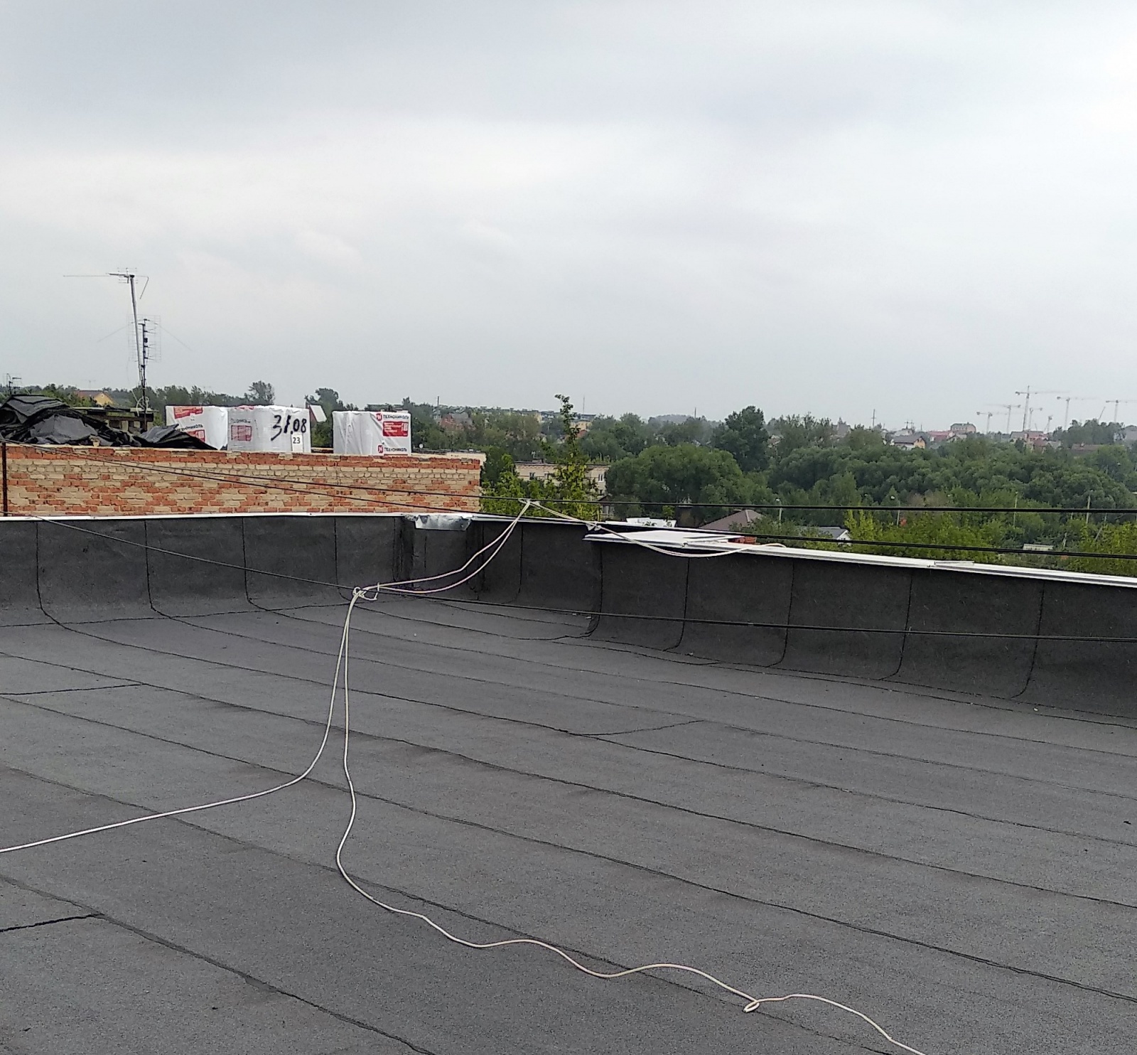 Специалисты завершили работы на крыше многоквартирного дома в поселении Рязановское