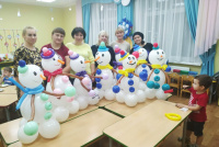 Мастер-класс по созданию новогодней декорации прошел для дошкольников в поселке Знамя Октября