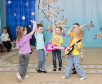 Спектакль «Бременские музыканты» представили воспитанники школы №2083