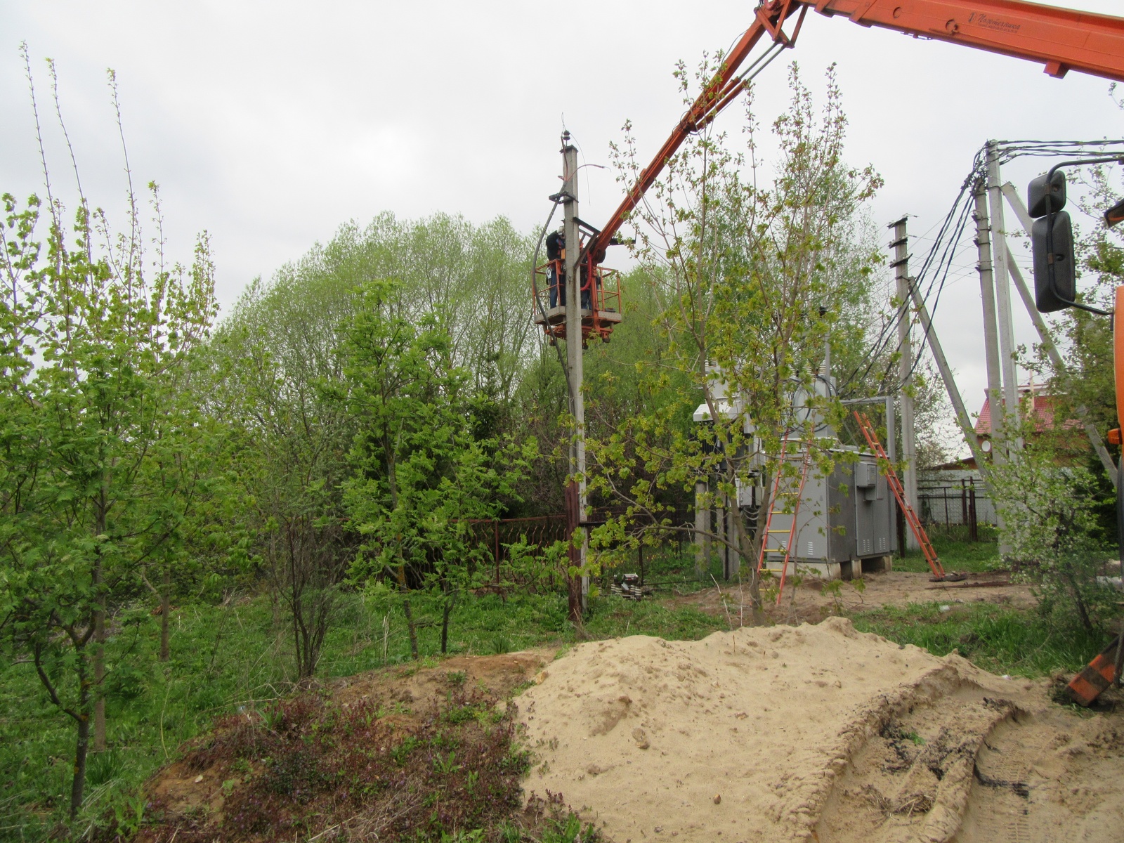 Ведется реконструкция линий элетроснабжения в микрорайоне Родники деревни Девятское
