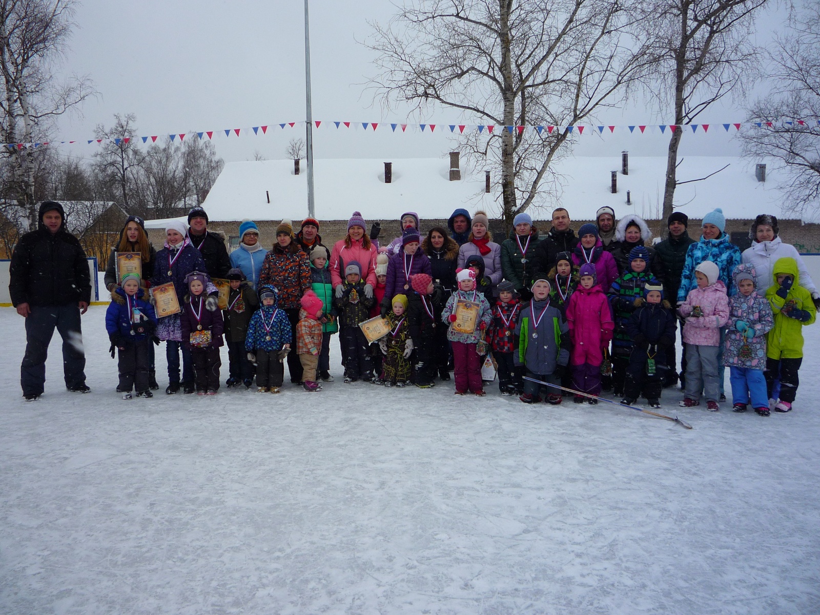 Семейные "ледовые забавы" состоялись на катке в поселке Остафьево