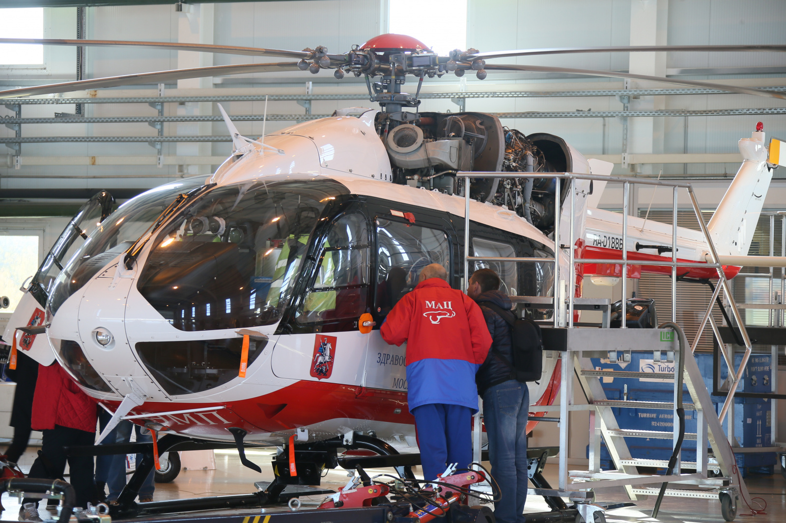 Спасатели Московского авиационного центра спасли человека из колодца