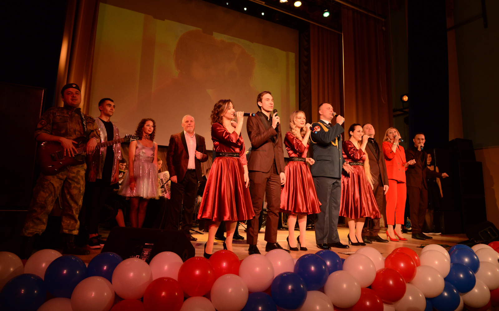 В Доме культуры «Десна» прошел концерт ко Дню Героев Отечества