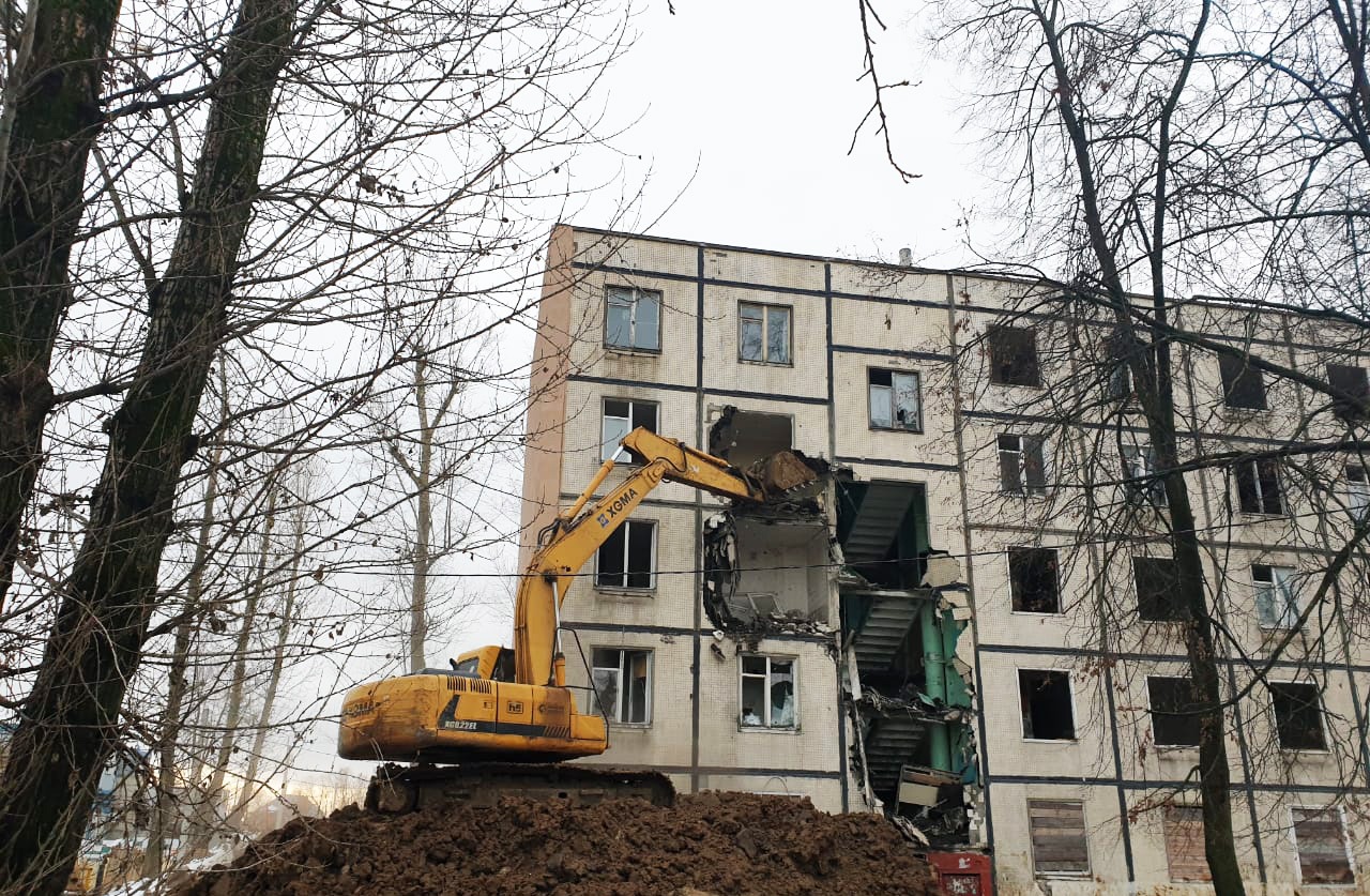Первый этап сноса аварийного дома начали в Рязановском