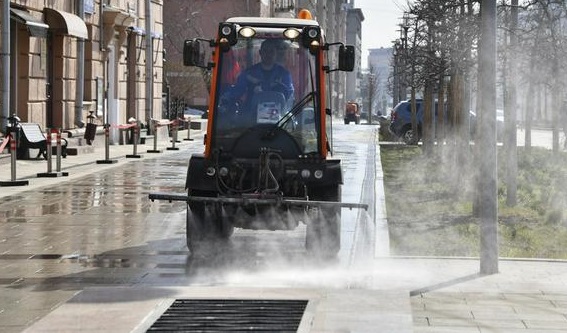 Свыше 7,5 тысячи объектов дорожного хозяйства продезинфицировали в Москве