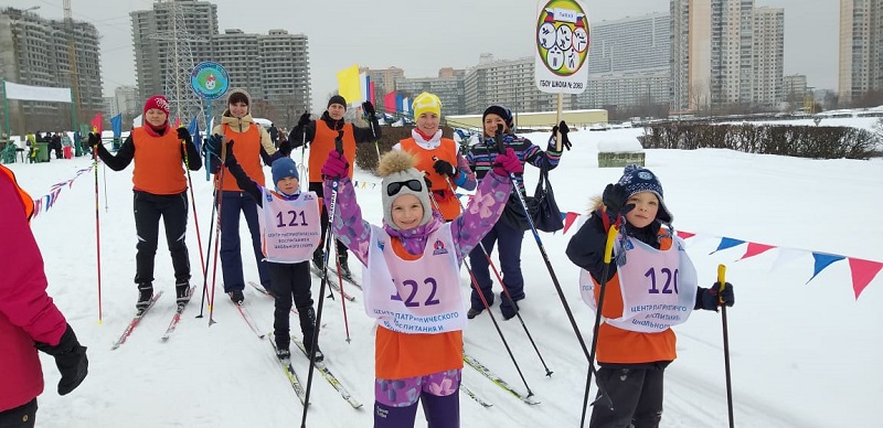 Семейные команды из «Росинки» приняли участие в Фестивале для дошкольников «Папа, мама, я – лыжная семья»