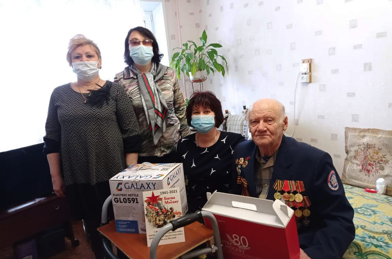 Памятные подарки вручили участникам Великой Отечественной войны в честь 80-летия контрнаступления советских войск под Москвой