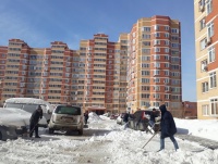 Продолжаются работы по уборке снега на дворовых территориях поселения Рязановское