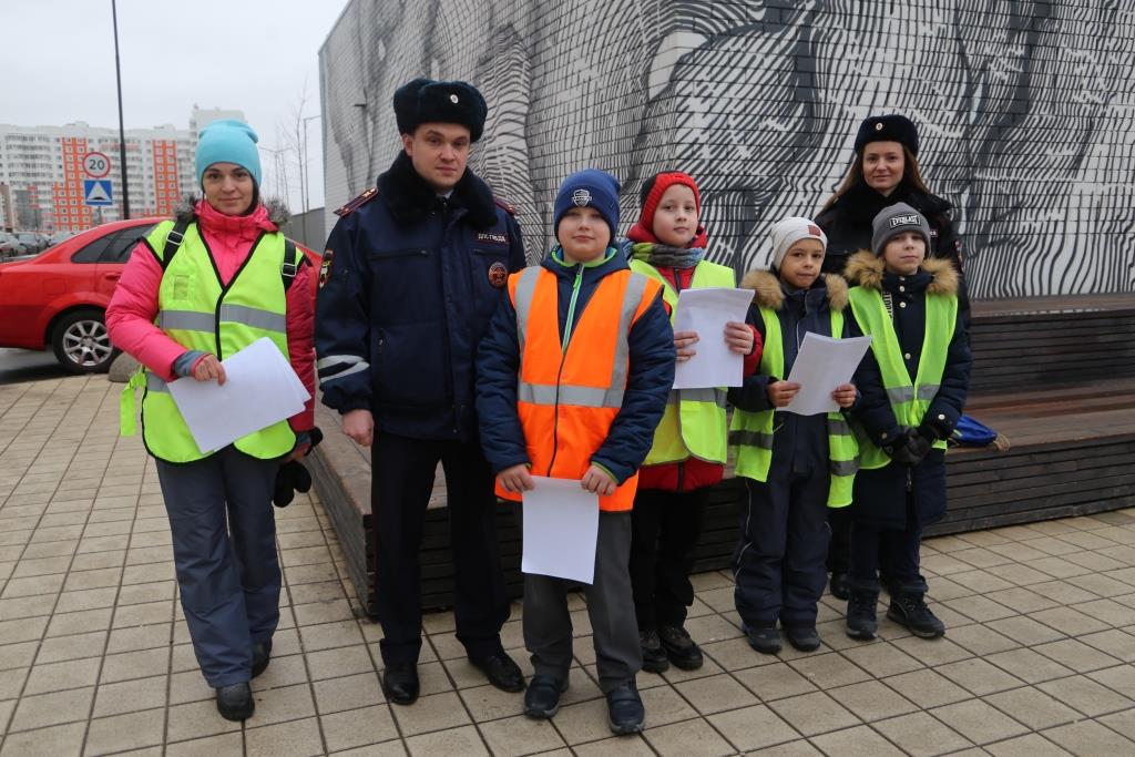 В Новой Москве к профилактической акции "Родительский патруль" присоединились юные инспекторы движения