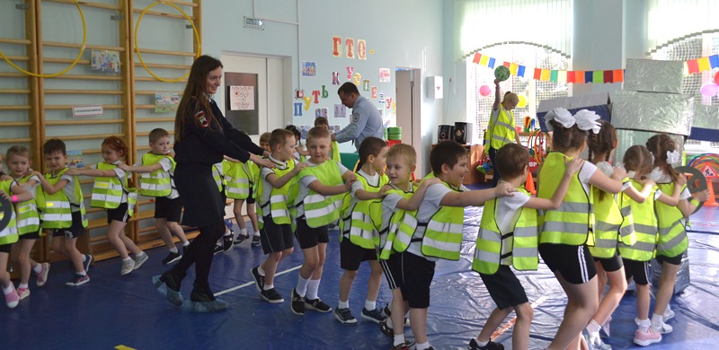 Сотрудники Госавтоинспекции Новой Москвы совместно с педагогами детского сада провели мероприятие «Стань заметнее на дороге»