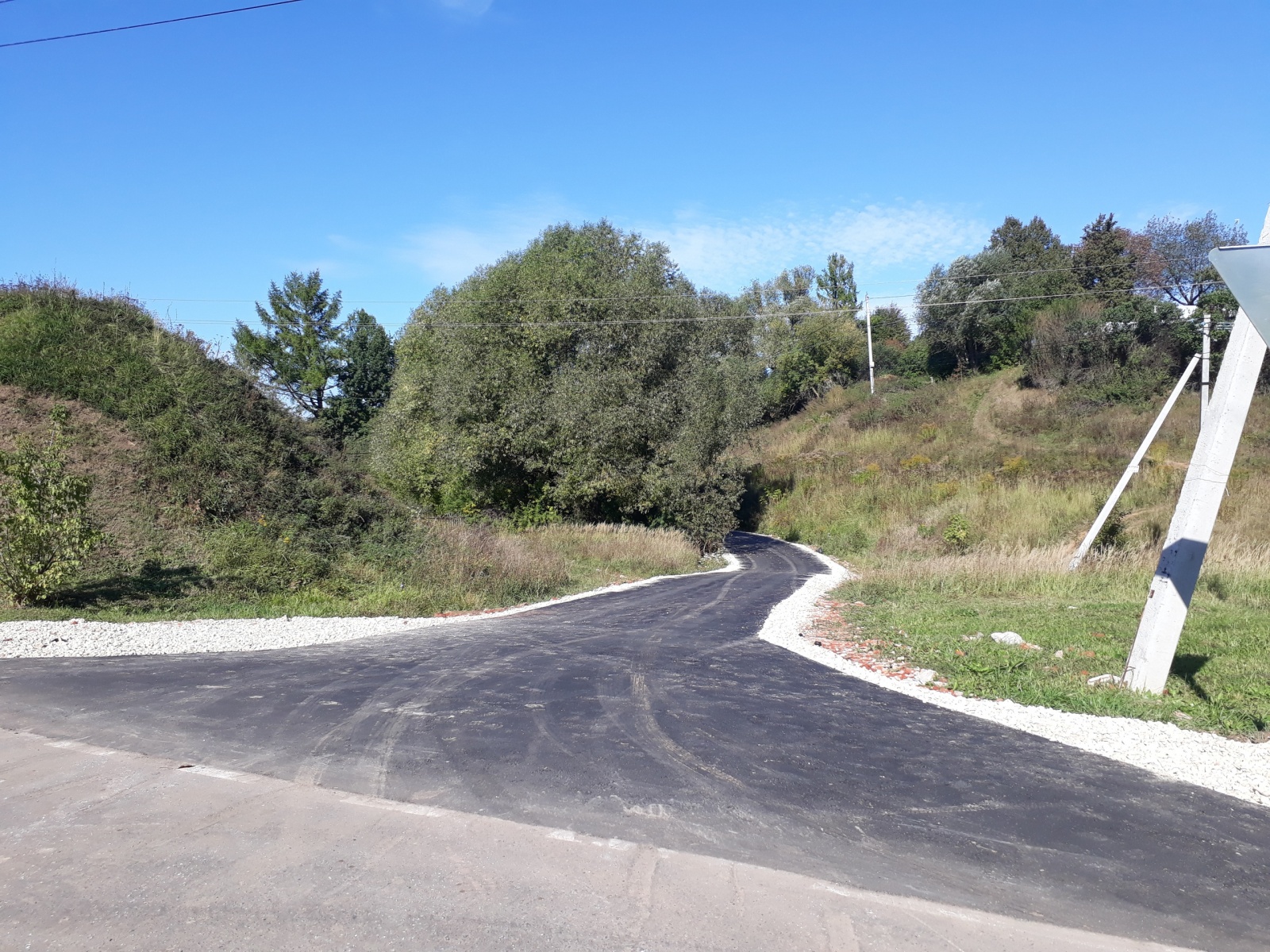 Специалисты отремонтировали подъездную дорогу на территории поселения Рязановское 
