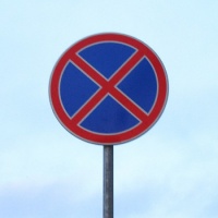 На участке дороги между школой в Остафьеве и музеем планируется установка дорожных знаков «Остановка запрещена»