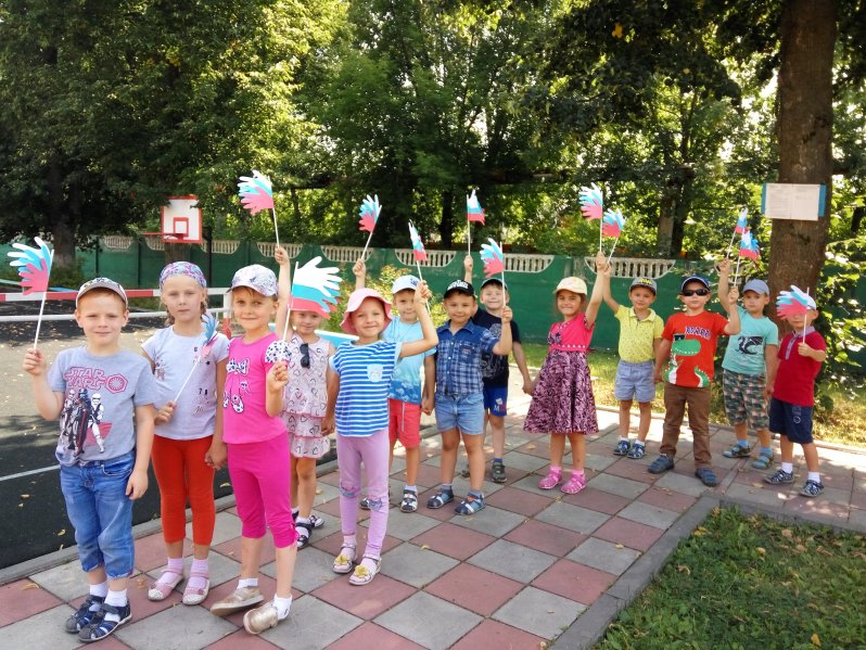 Воспитанники дошкольной образовательной программы «Сказка» отметили День флага