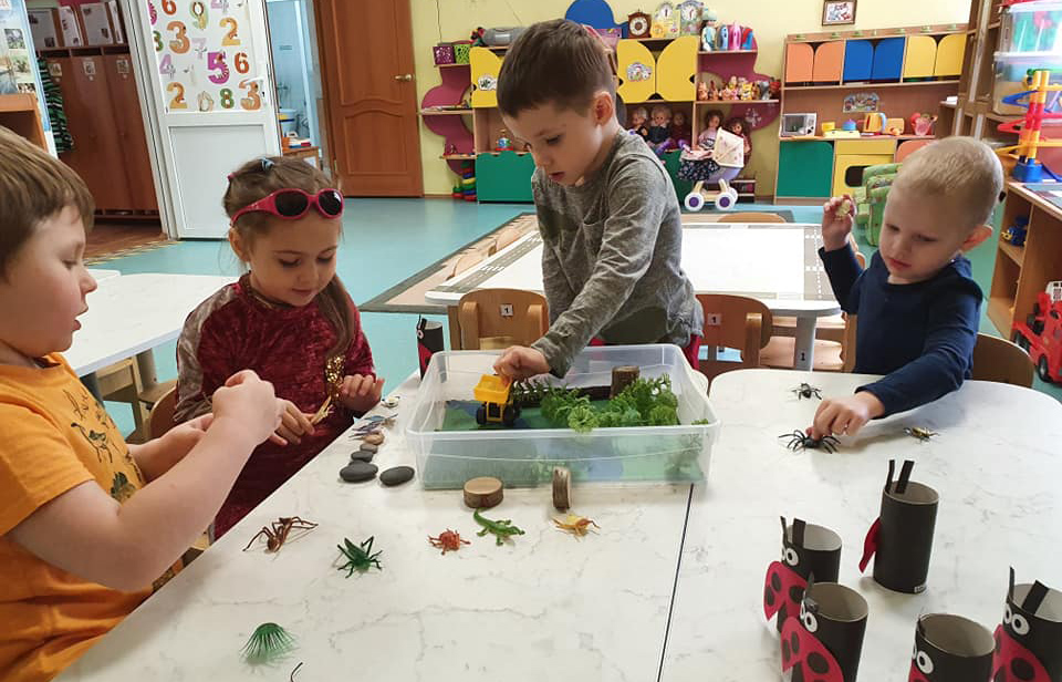Юные натуралисты из детского сада «Сказка» познают мир насекомых 