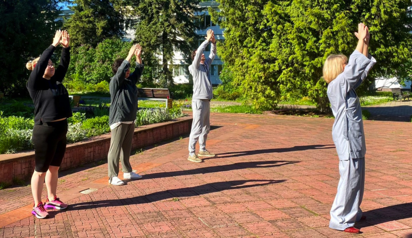 Жителей Рязановского пригласили принять участие в утренних занятиях по гимнастике 