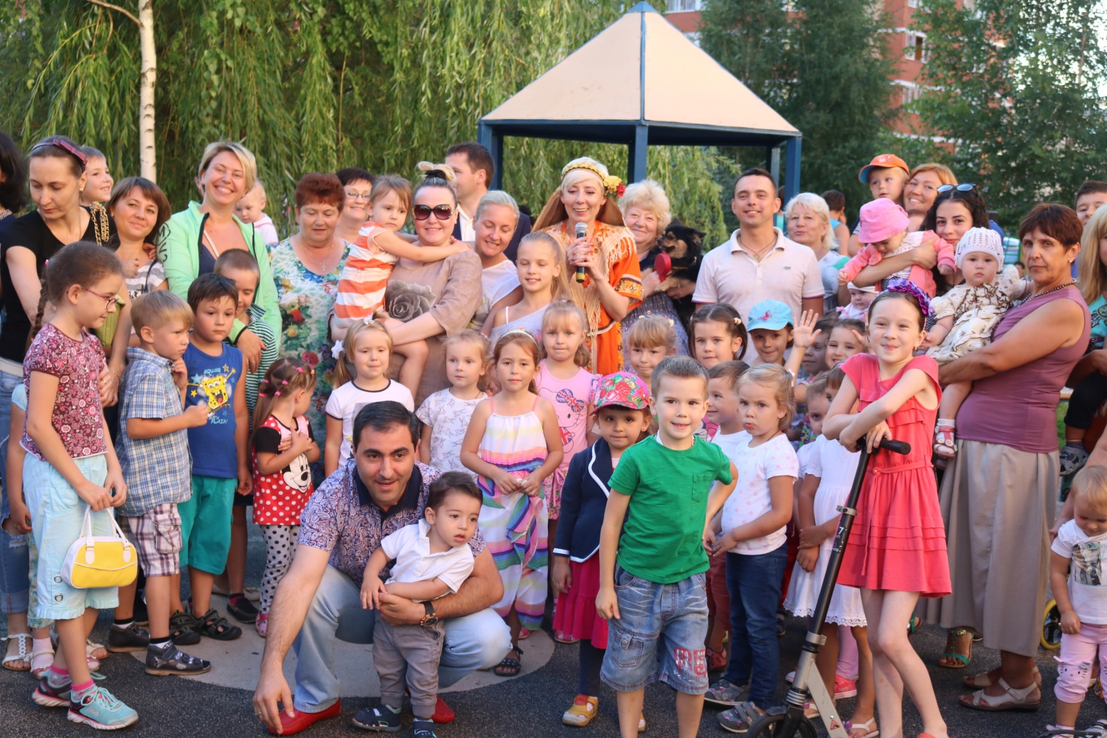 В «Родниках» прошел очередной дворовый праздник «Летние вечера в Рязановском»