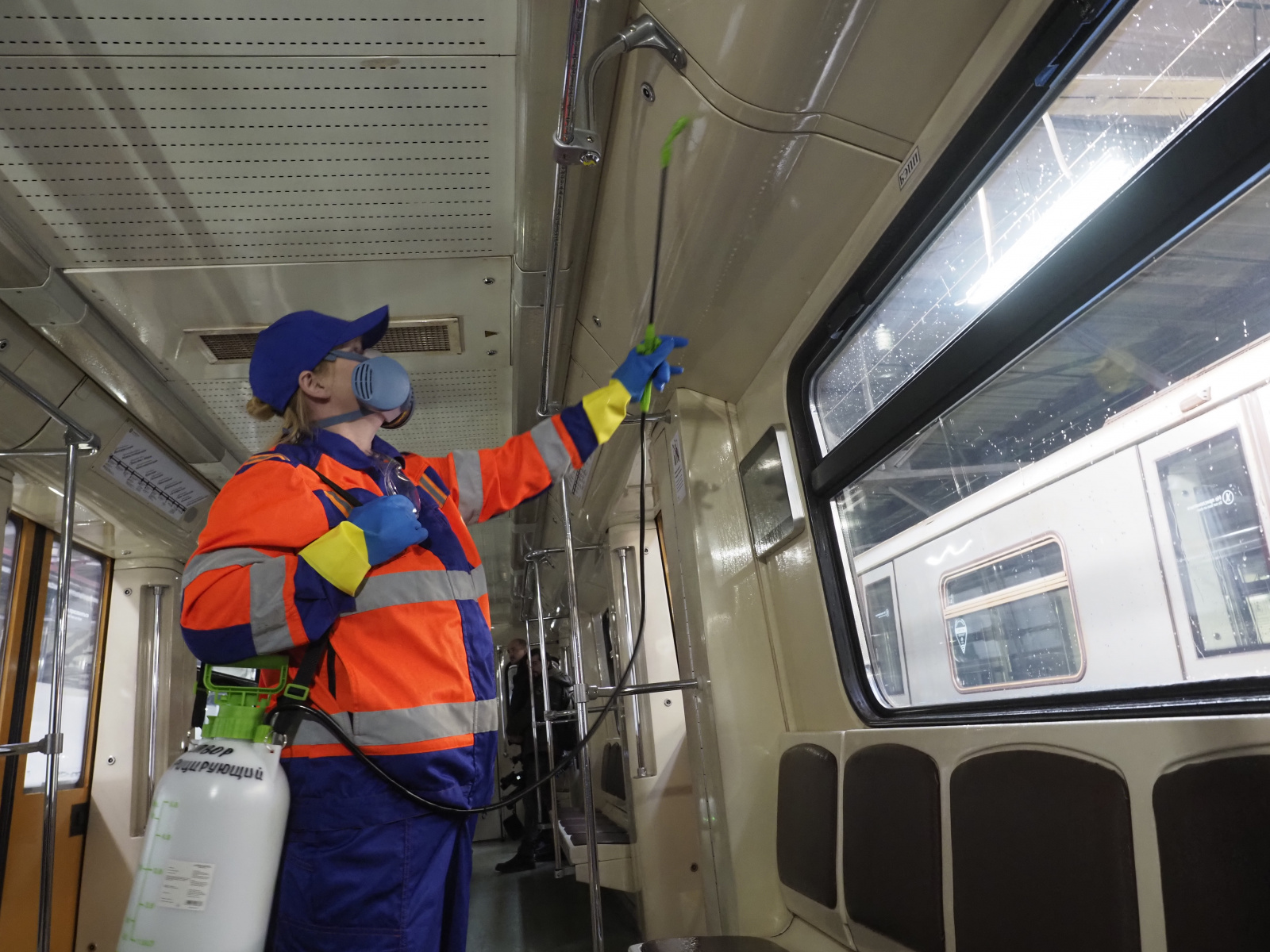 Турникеты, эскалаторы и тоннели: в метро Москвы начали проводить аэрозольную дезинфекцию