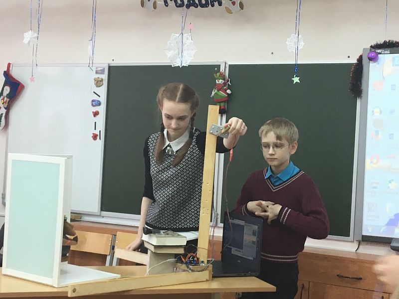 Юные техники и изобретатели поделились инновациями в школе №2083