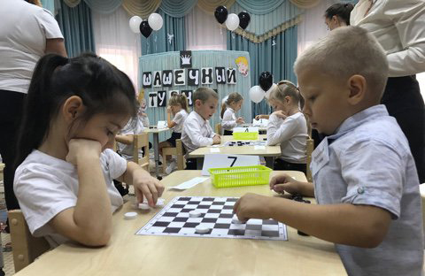 Дошкольники приняли участие в турнире по шашкам