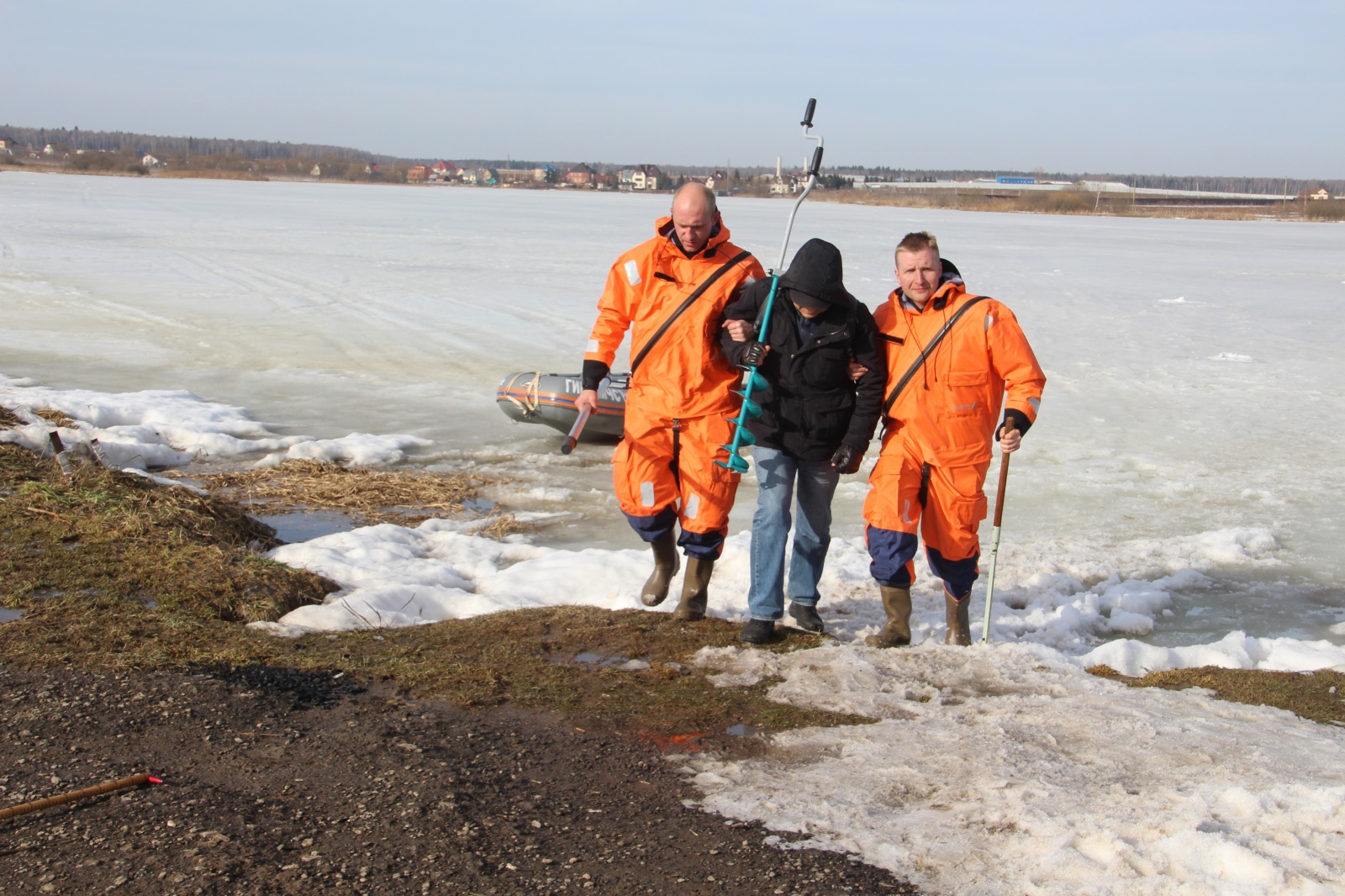 Спасатели проводят профилактическое патрулирование водных объектов Новой Москвы