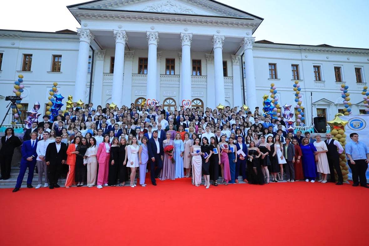 Александр Козлов:  Сегодня важный день для всех школьников - выпускной!