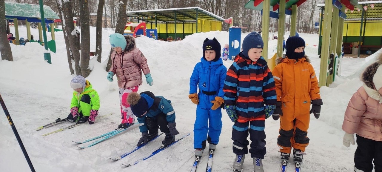 Ученики школы №2083 занимаются физкультурой на лыжах