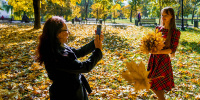 Багряно-янтарный наряд столицы: в каких парках можно сделать красочную фотосессию