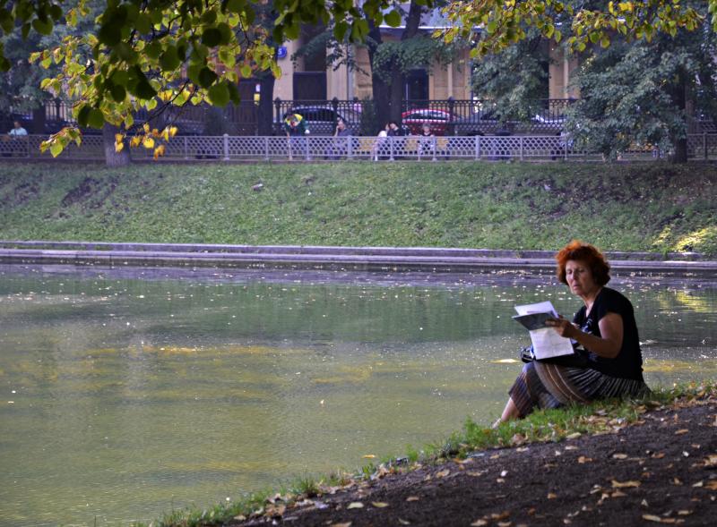 Сотрудники Дома культуры «Десна» организуют читальню на свежем воздухе
