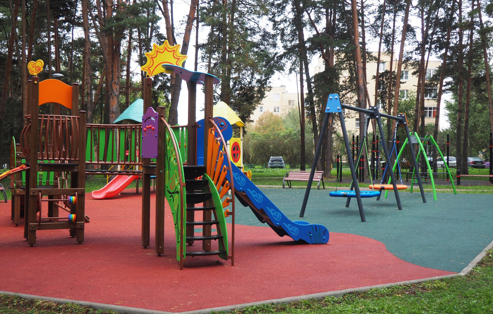 Благоустройство детской площадки завершили в поселке Остафьево в Рязановском