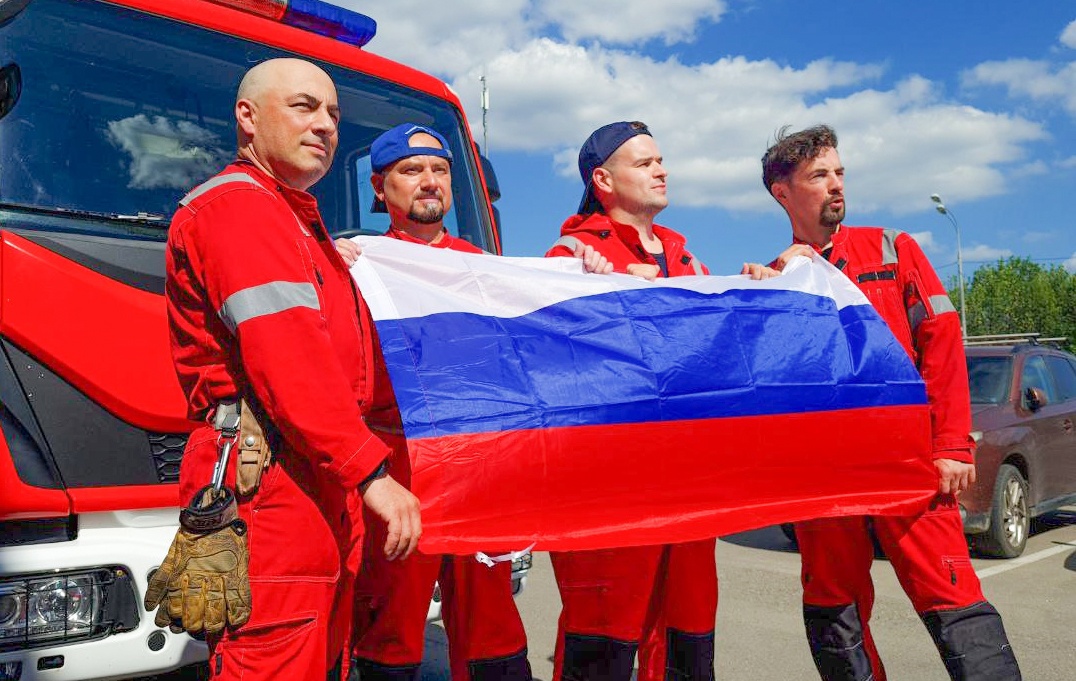 Сотрудники Московского авиационного центра поделились материалом ко Дню флага России
