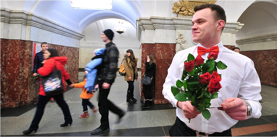 Букеты и косметику подарят дамам в Московском метрополитене