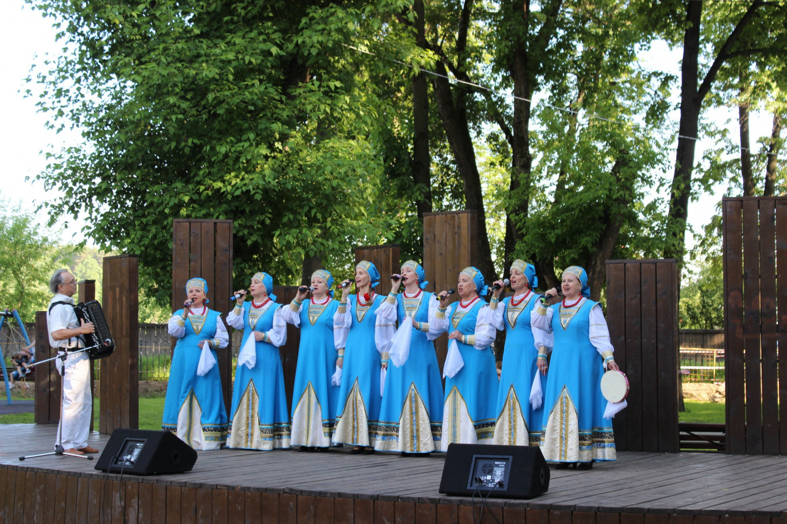 Фотоотчет о праздничном концерте представили сотрудники Дома культуры «Десна»