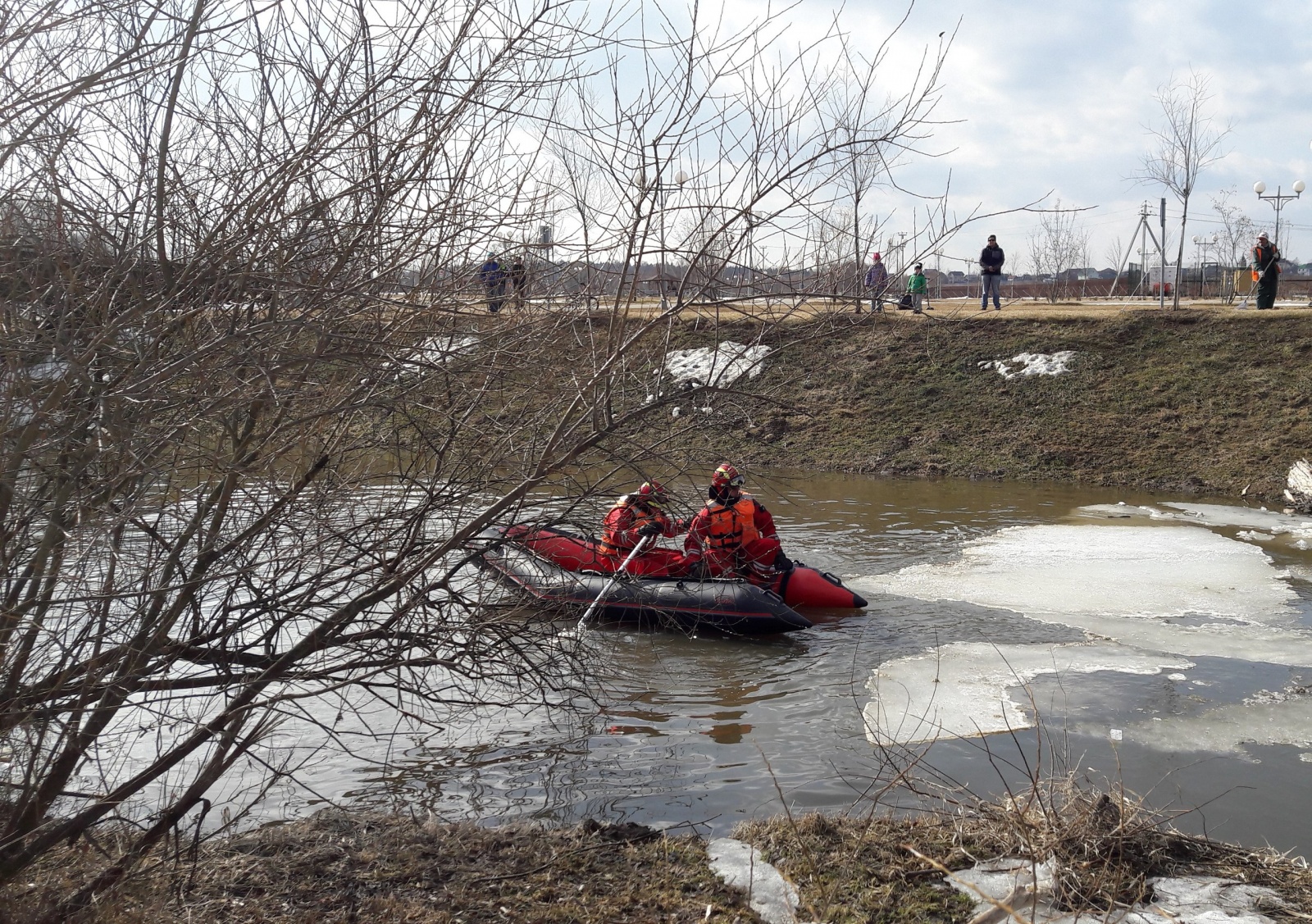 Спасатели напоминают об опасности нахождения на тонком льду