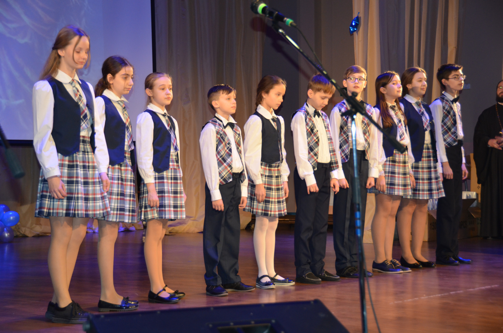 Победителей и призеров конкурса «Под рождественской звездой» наградили в школе №2083