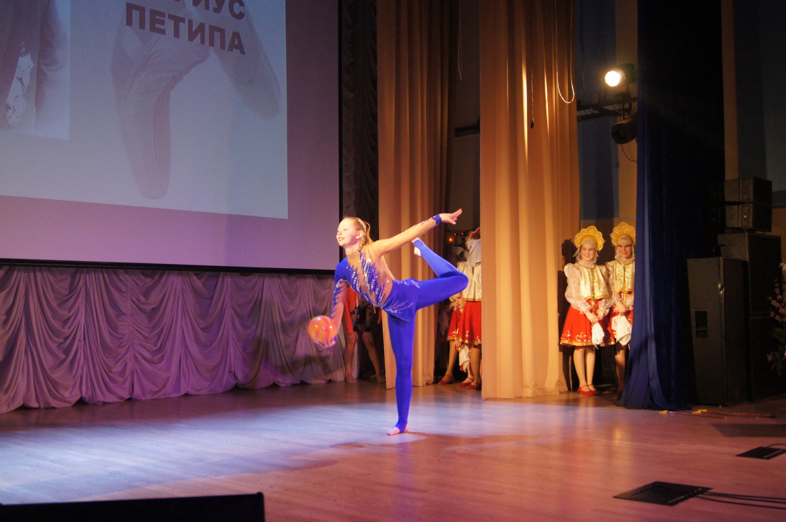 Концерт в Доме культуры «Десна» посетили порядка 300 человек