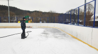 Готовимся к зимним видам спорта: в поселении Рязановское началась заливка катков